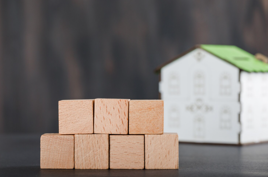 Сравнение: брус или каркас — что выгоднее в 2026 году