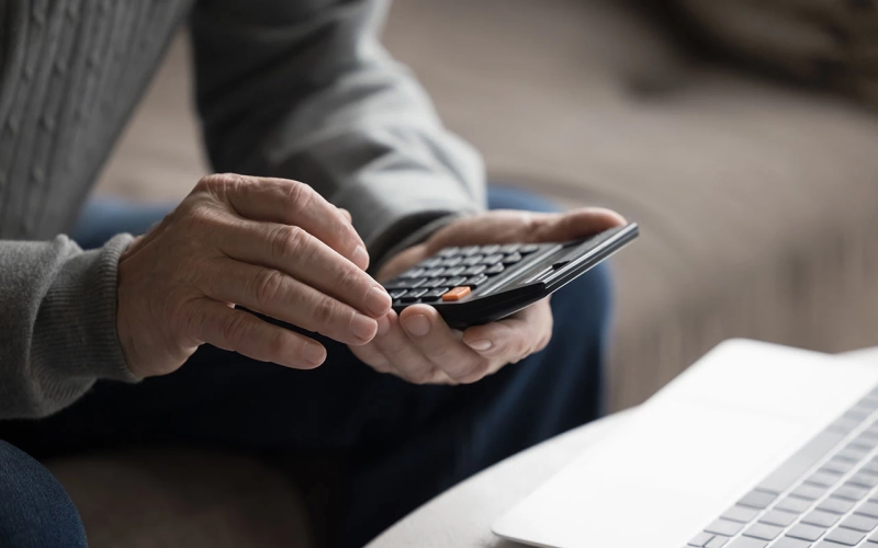 Увольнение пенсионера: как оформить по закону, без отработки и с выплатами