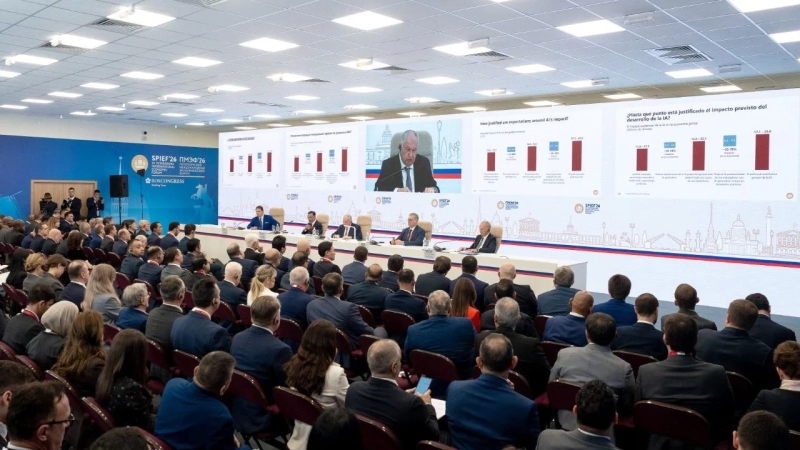 Сечин представил на ПМЭФ доклад о будущем мировой экономики